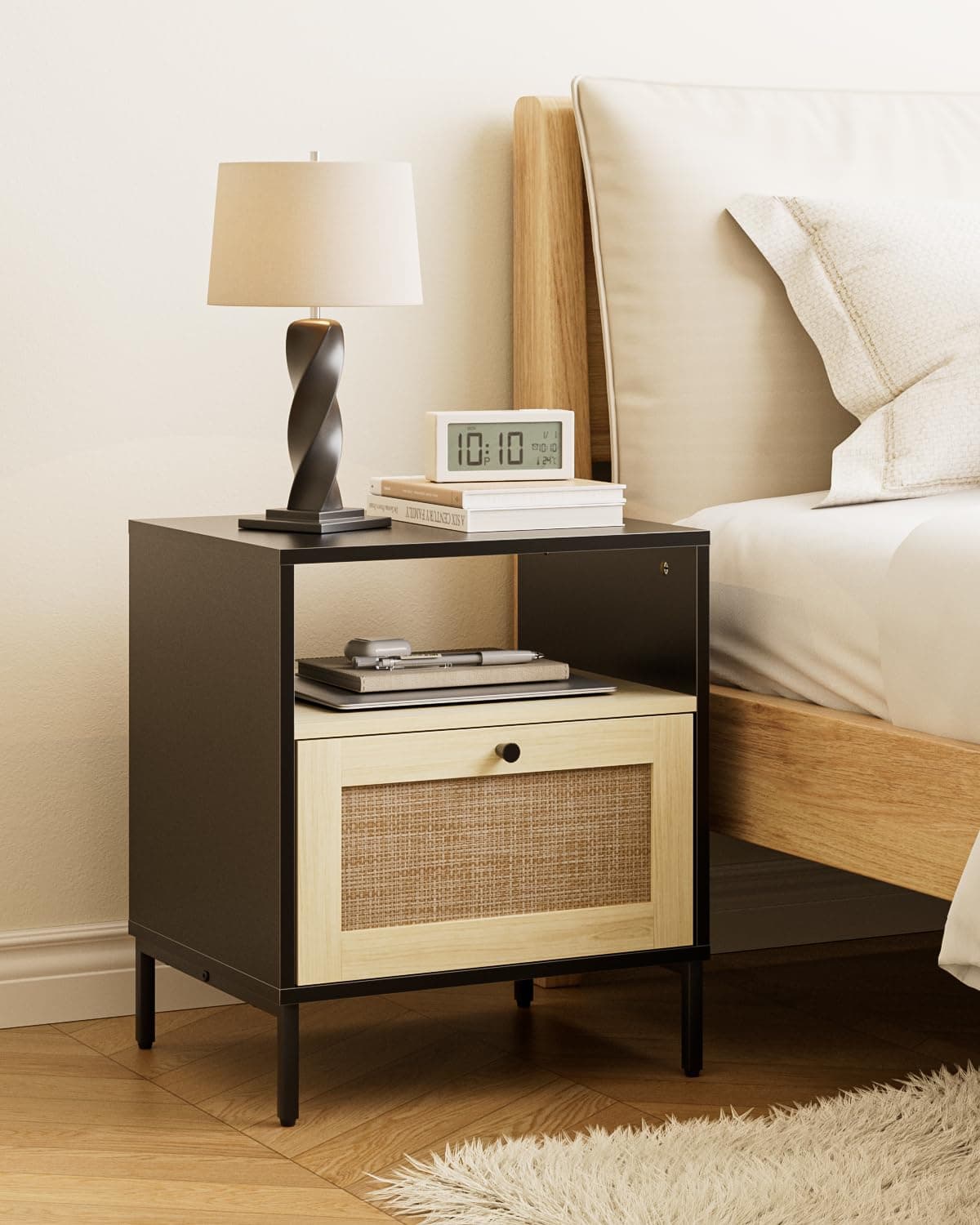 Mesita de noche negra y madera con cajón de ratán
