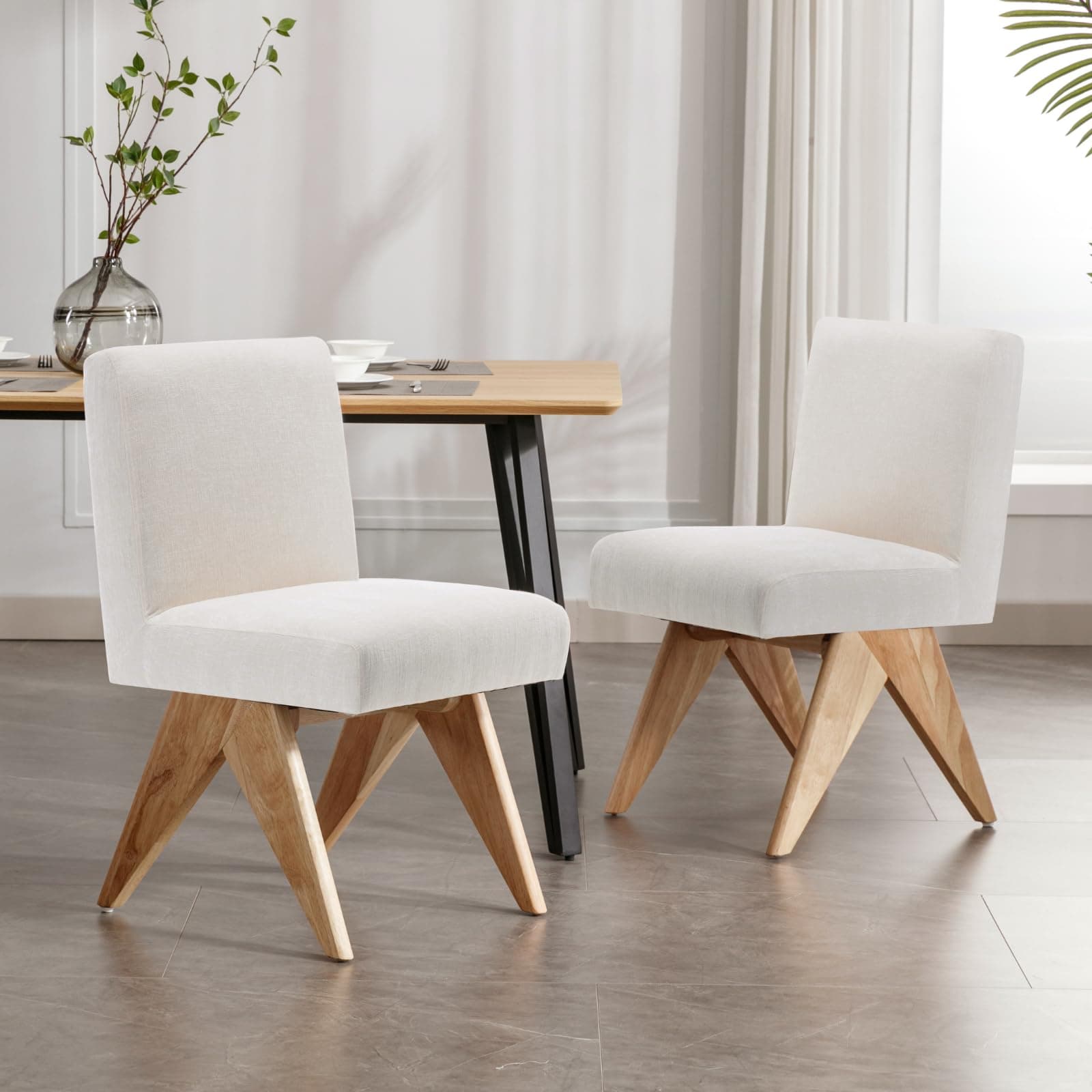 Silla de comedor tapizada en blanco con patas de madera maciza