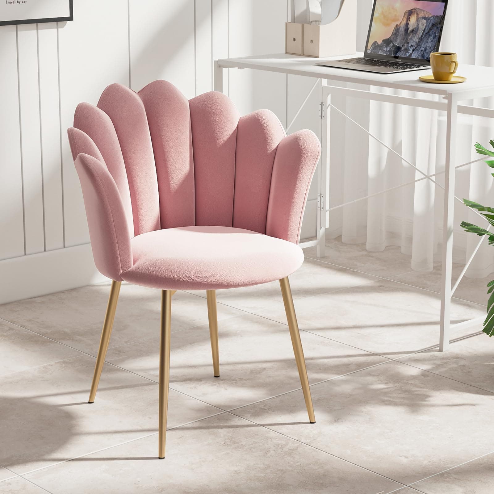 Silla de terciopelo rosa con patas doradas
