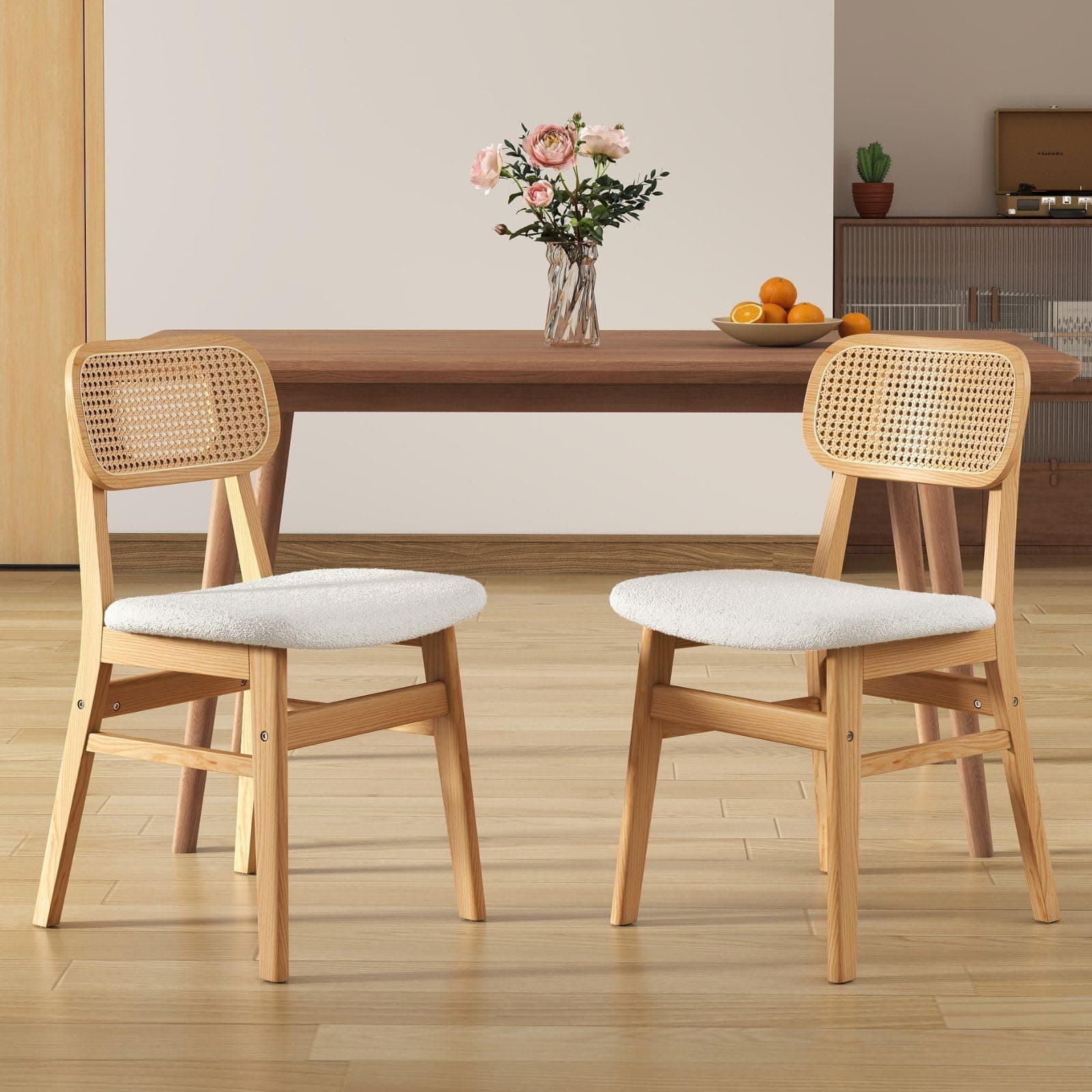 Silla de comedor de madera clara y ratán con asiento tapizado