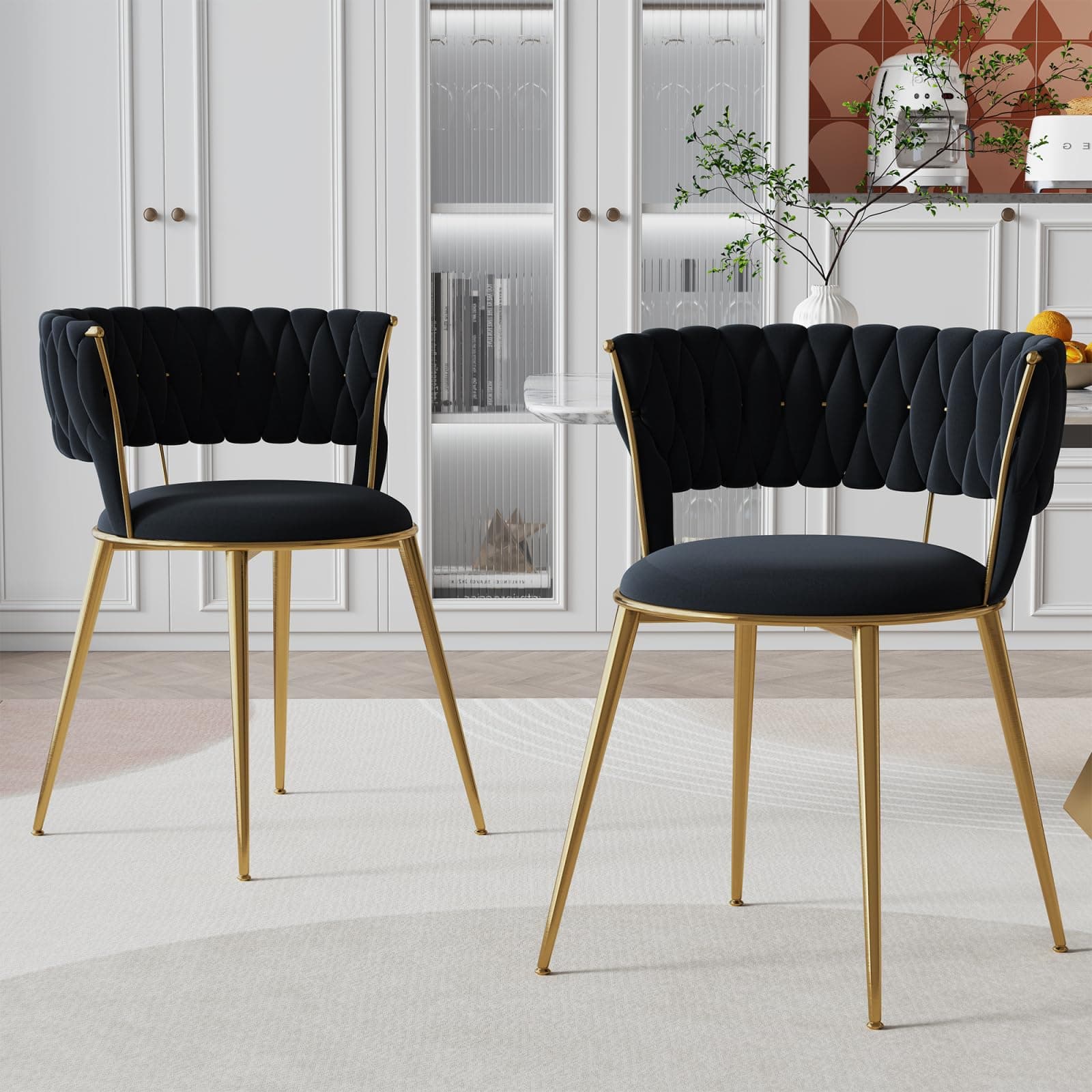 Silla de comedor tapizada en terciopelo negro y dorado