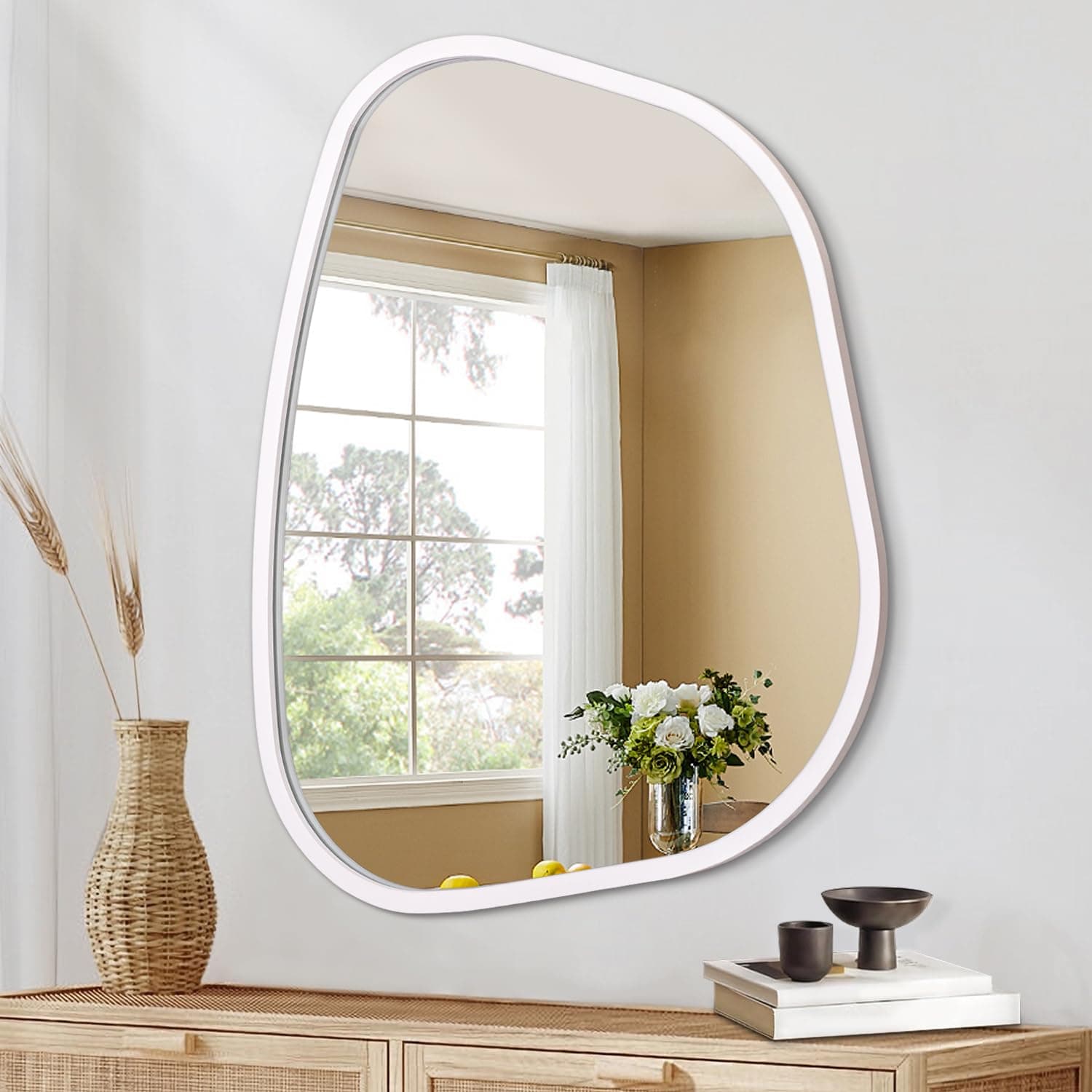 Espejo de pared asimétrico con marco blanco