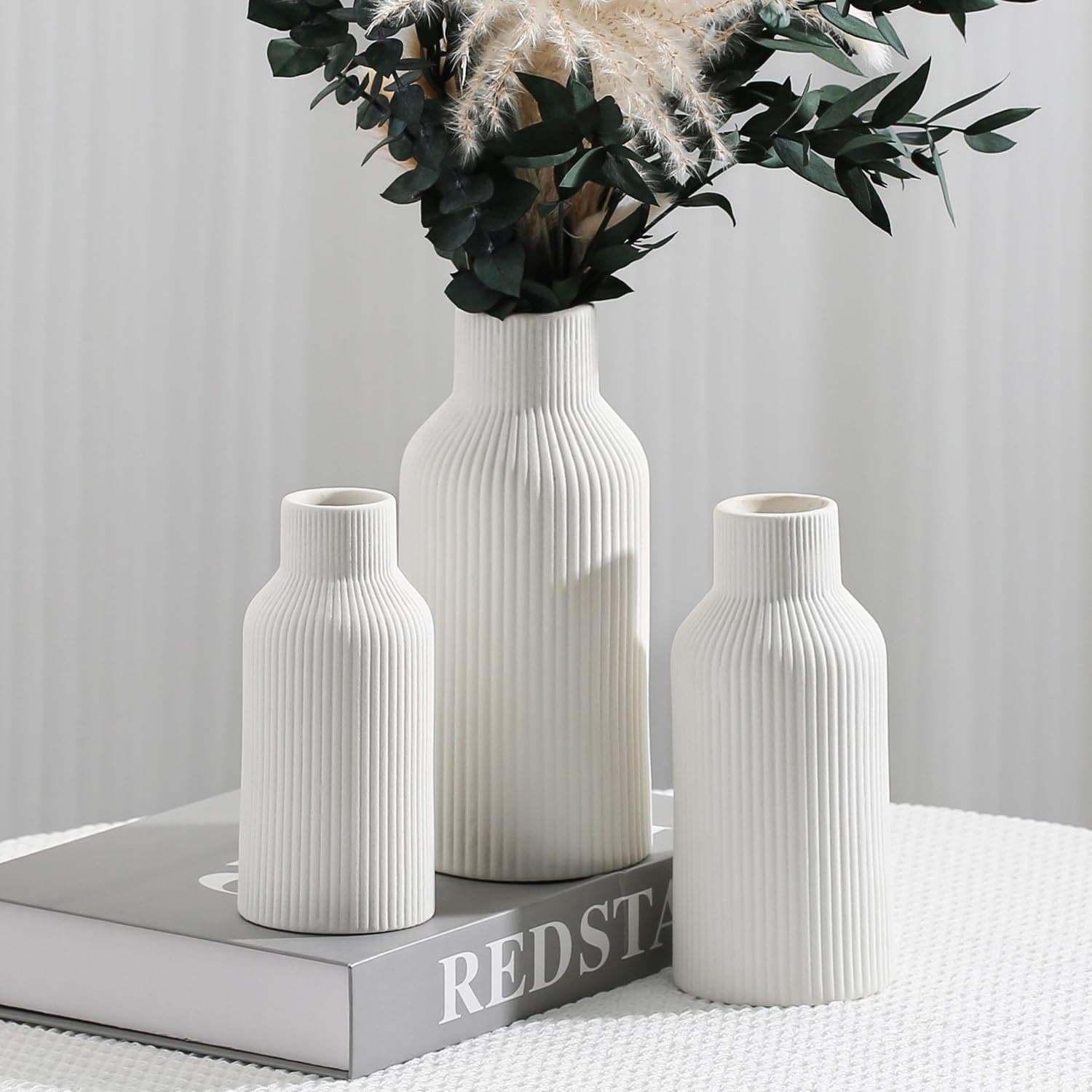 Juego de jarrones decorativos blancos con textura acanalada