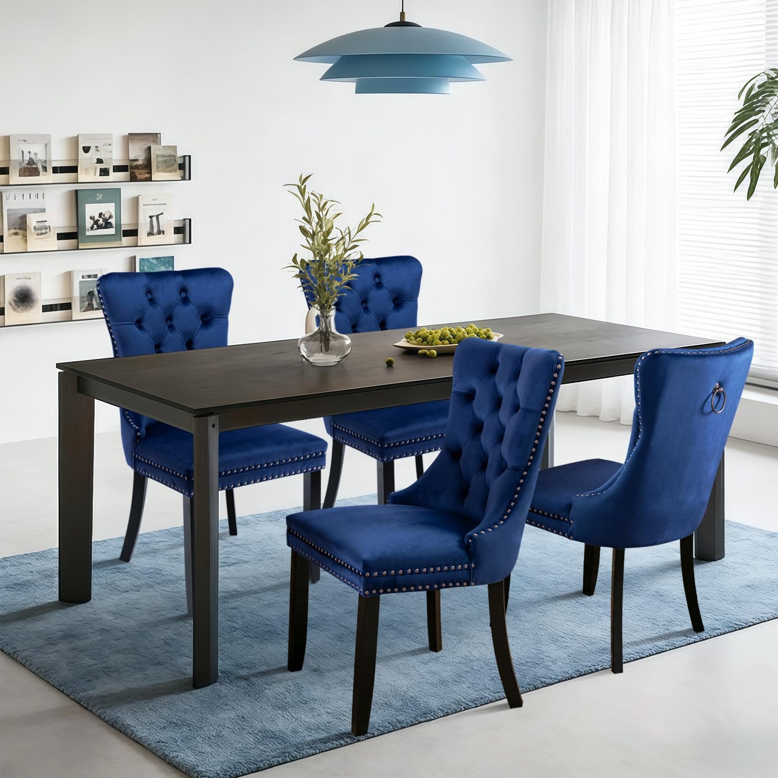 Mesa de comedor rectangular con sillas tapizadas en terciopelo azul