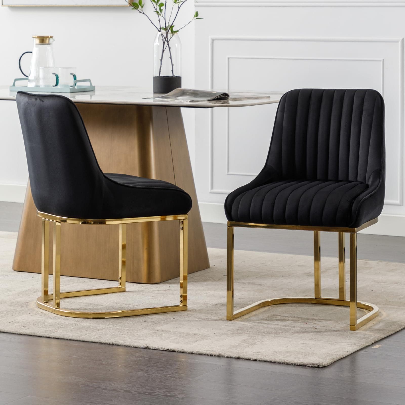 Silla de comedor tapizada en terciopelo negro con patas doradas