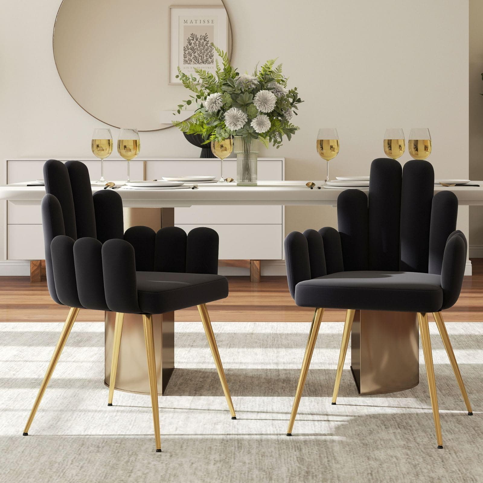 Silla de terciopelo negro con patas doradas