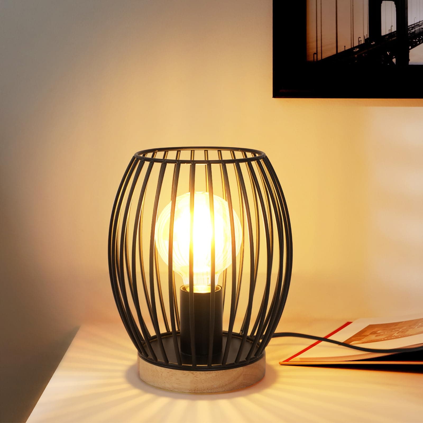 Lámpara de mesa de metal negra con base de madera