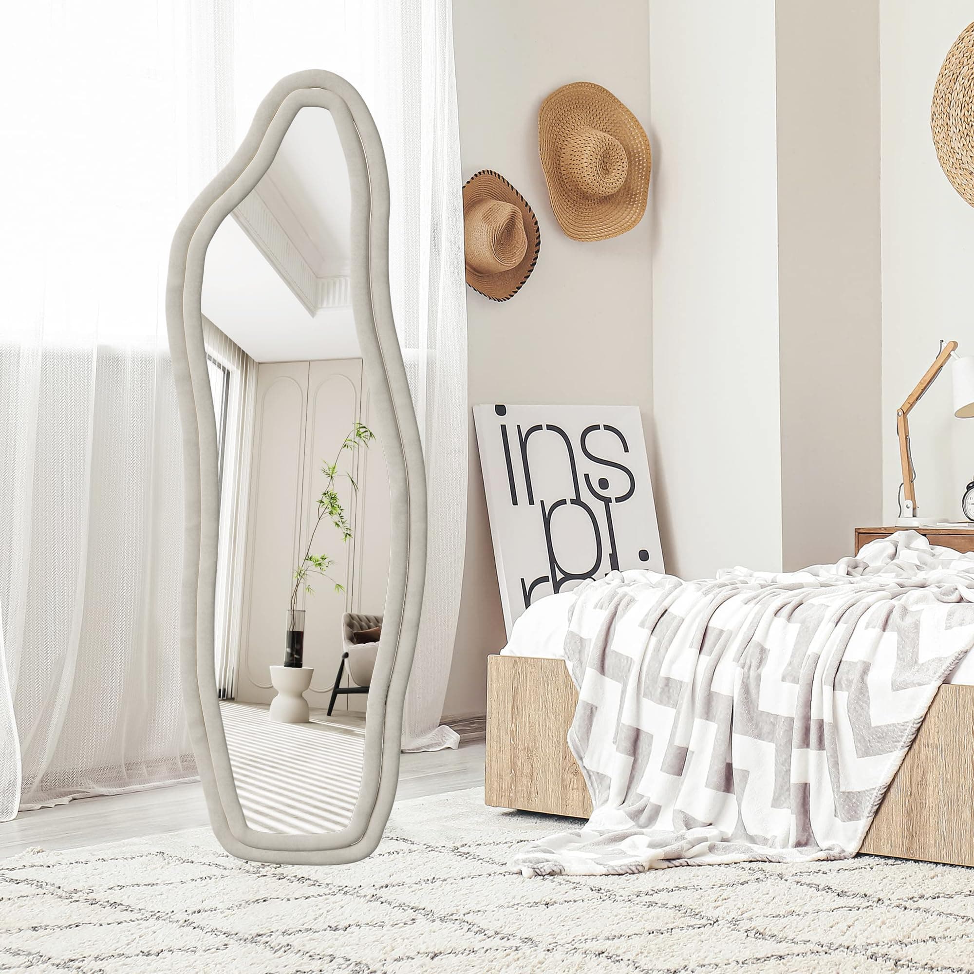 Espejo de pie orgánico con marco beige