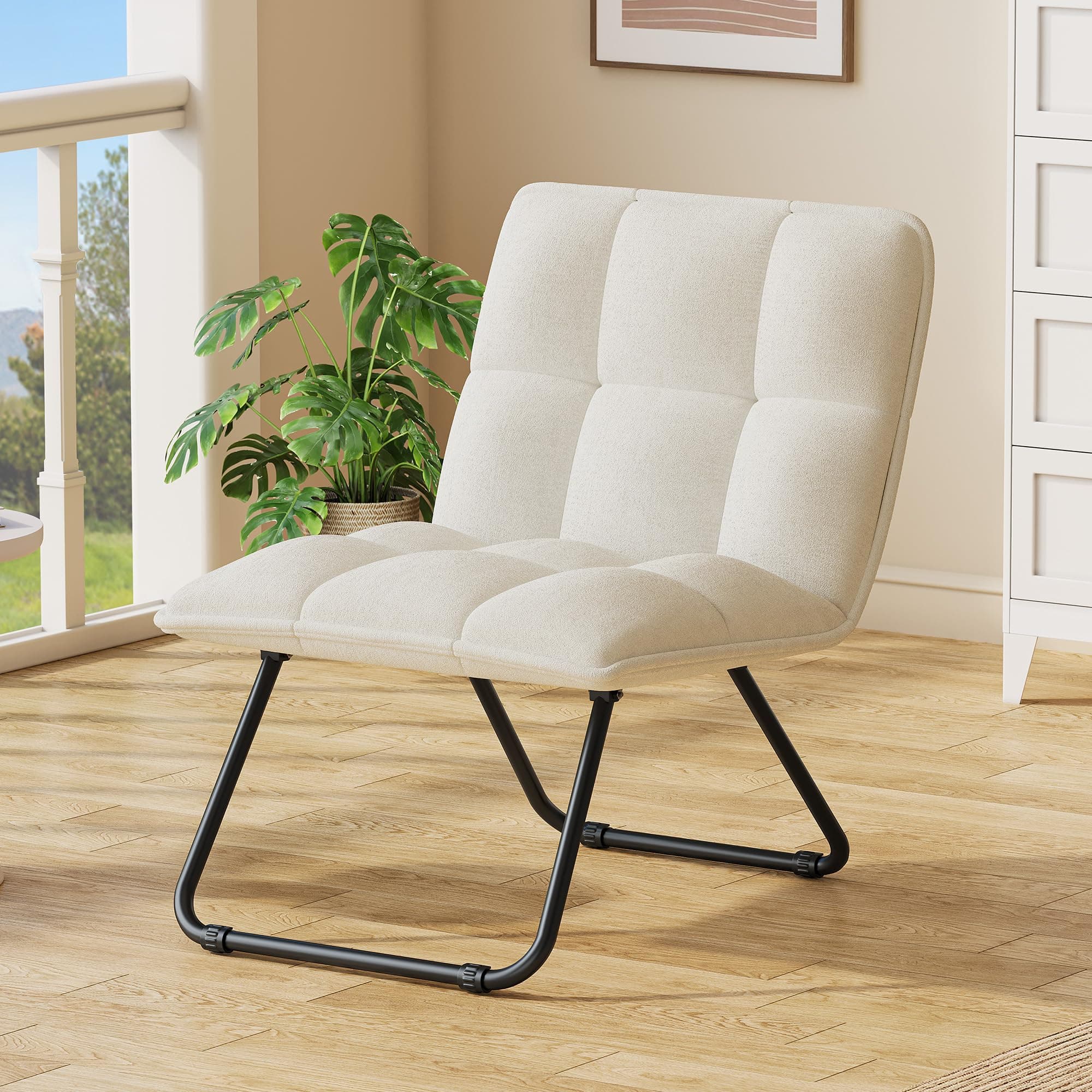 Sillón bajo tapizado en beige con estructura metálica negra