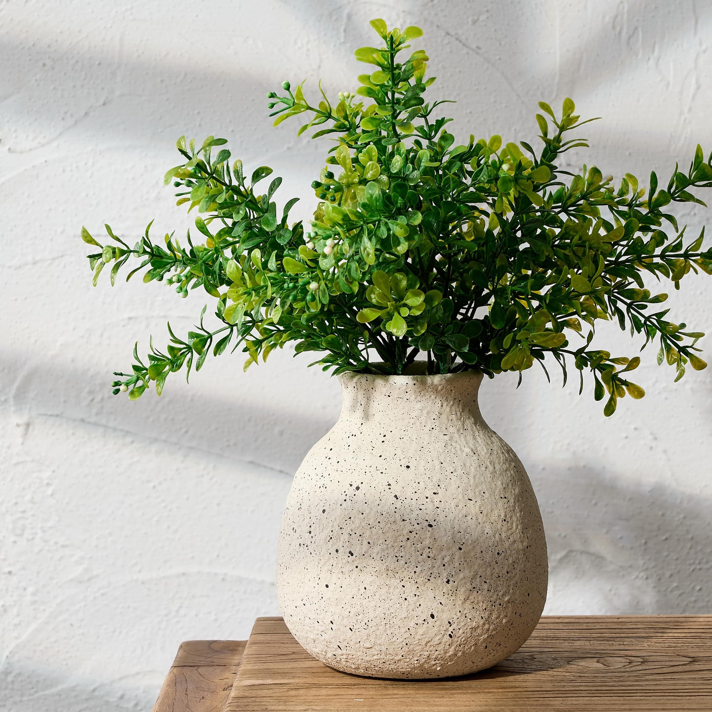 Jarrón decorativo de cerámica color crema